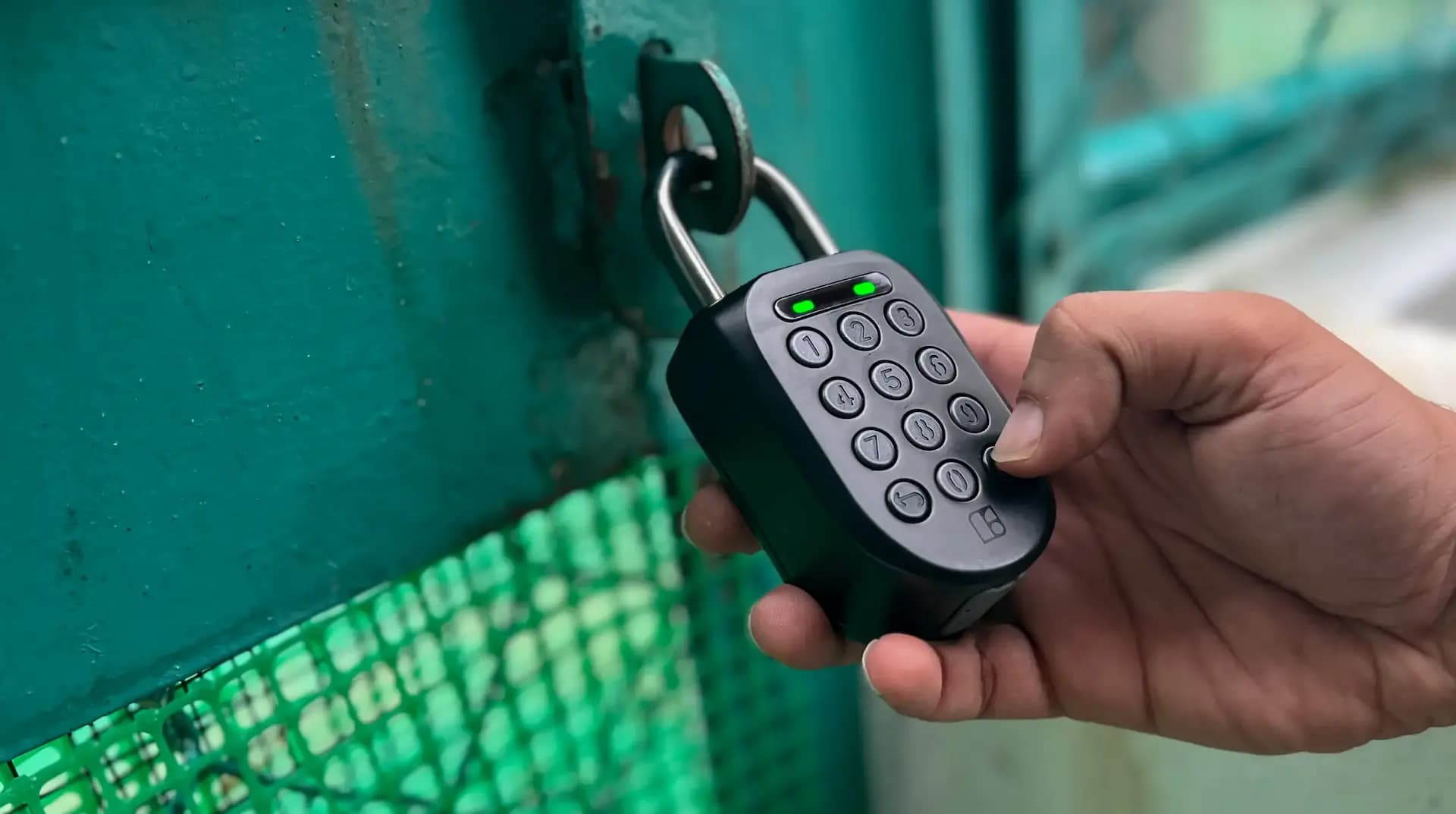 igloohome Padlock 2 digital lock fench